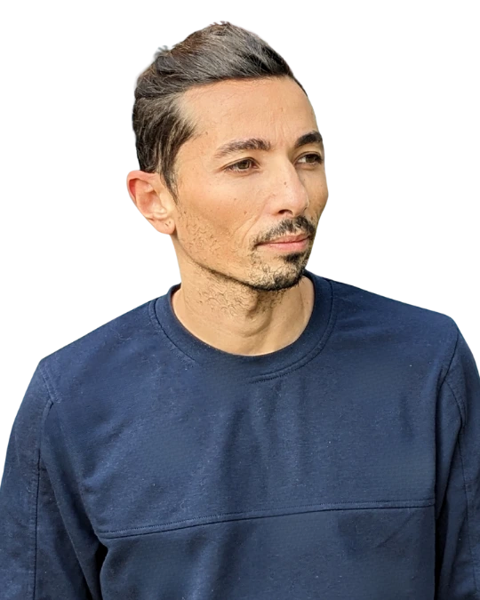 Portrait de coach sportif à Montpellier regard déterminé en extérieur